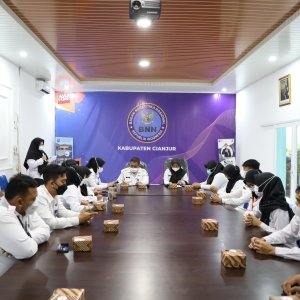 BNN RI SALURKAN BANTUAN KORBAN BENCANA GEMPA BUMI DI CIANJUR — foto 2