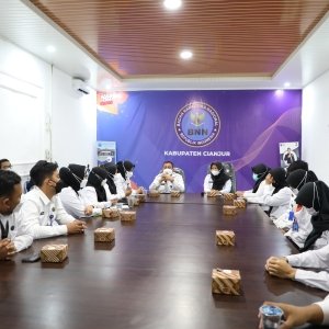 BNN RI SALURKAN BANTUAN KORBAN BENCANA GEMPA BUMI DI CIANJUR — foto 3