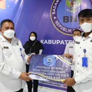 BNN RI SALURKAN BANTUAN KORBAN BENCANA GEMPA BUMI DI CIANJUR — foto 7