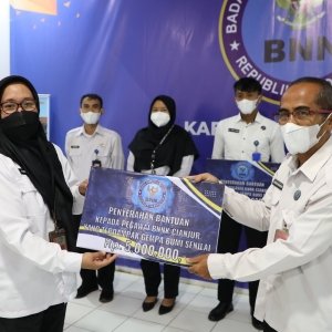 BNN RI SALURKAN BANTUAN KORBAN BENCANA GEMPA BUMI DI CIANJUR — foto 8