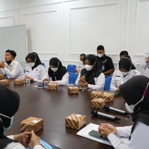 BNN RI SALURKAN BANTUAN KORBAN BENCANA GEMPA BUMI DI CIANJUR — foto 12