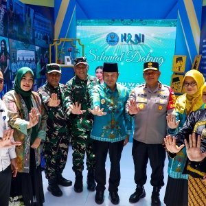 ISTRI WAPRES KUNJUNGI BOOTH BNN DI RAKERNAS X PKK DAN PERINGATAN HKG PKK KE-53 — foto 2