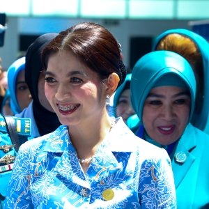 ISTRI WAPRES KUNJUNGI BOOTH BNN DI RAKERNAS X PKK DAN PERINGATAN HKG PKK KE-53 — foto 3