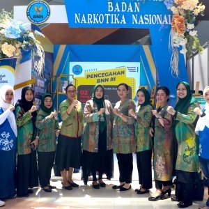 ISTRI WAPRES KUNJUNGI BOOTH BNN DI RAKERNAS X PKK DAN PERINGATAN HKG PKK KE-53 — foto 4