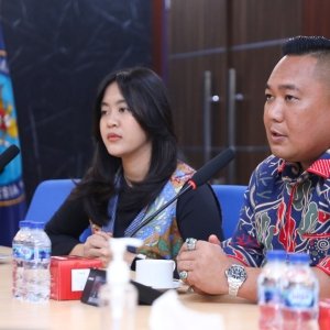 Audiensi dengan J&T — foto 2
