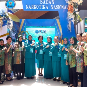 ISTRI WAPRES KUNJUNGI BOOTH BNN DI RAKERNAS X PKK DAN PERINGATAN HKG PKK KE-53