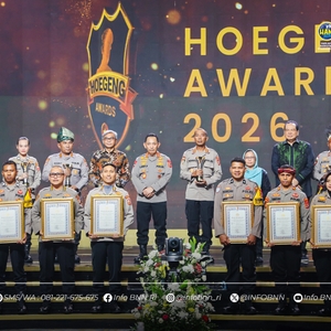 KEPALA BNN RI HADIRI MALAM PENGANUGERAHAN HOEGENG AWARDS 2026 — foto 7